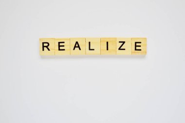 Söylentiler. Beyaz arka planda harfleri olan tahta bloklar. Beyaz yüzeyde harfleri olan tahta blokların üst görünümü