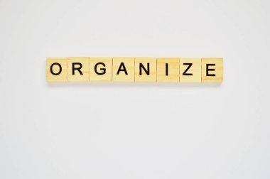 Kelime organizasyonu. Beyaz arka planda harfleri olan tahta bloklar. Beyaz yüzeyde harfleri olan tahta blokların üst görünümü