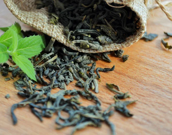 Jute Worek Herbata Liściasta Świeże Liście Mięty Leżące Drewnianym Tle — Zdjęcie stockowe
