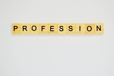 Kelime oyunu. Beyaz arka planda harfleri olan tahta bloklar. Beyaz yüzeyde harfleri olan tahta blokların üst görünümü