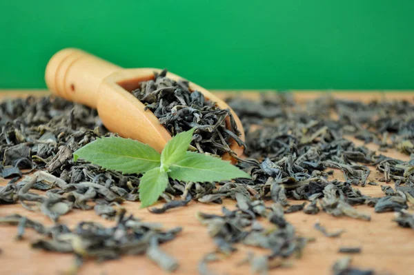 Holzlöffel Mit Blatttee Und Frischen Minzblättern Liegt Auf Einem Hölzernen — Stockfoto