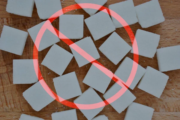 Ahşap bir zeminde kırmızı bir çizgiyle işaretlenmiş saf şeker.