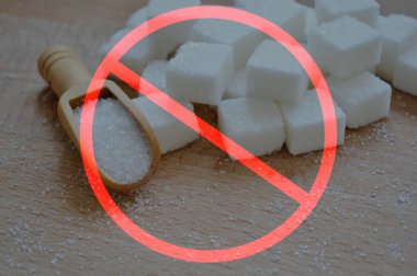 Rafine şeker ve ahşap zemin üzerinde gevşek şeker ile ahşap kaşık kırmızı bir çizgi ile çizilmiş