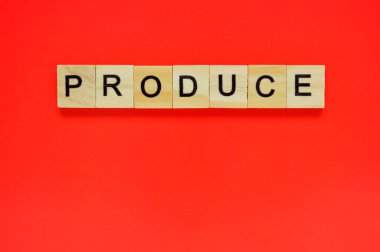 Kelime üretimi. Kırmızı arka planda harfleri olan tahta bloklar. Kırmızı yüzeyde harfleri olan tahta blokların üst görünümü