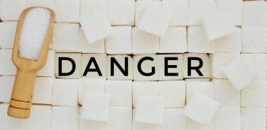 Rafine şeker ve ahşap kaşık ile bol şekerli 