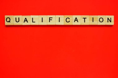 Kelime yeterliliği. Kırmızı arka planda harfleri olan tahta bloklar. Kırmızı yüzeyde harfleri olan tahta blokların üst görünümü