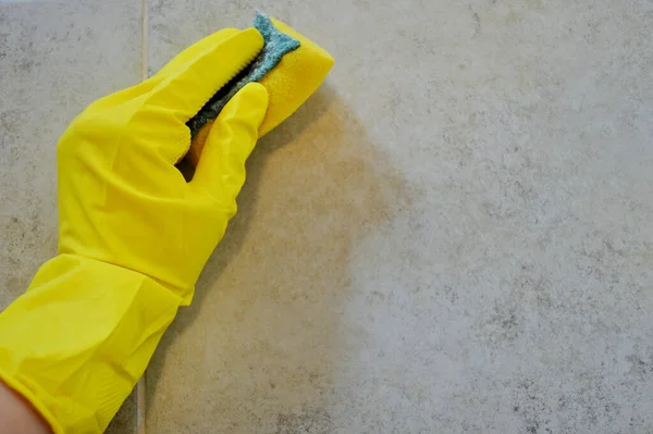 Guante Mano Goma Amarilla Limpiando Azulejos Con Esponja Espacio Para — Foto de Stock