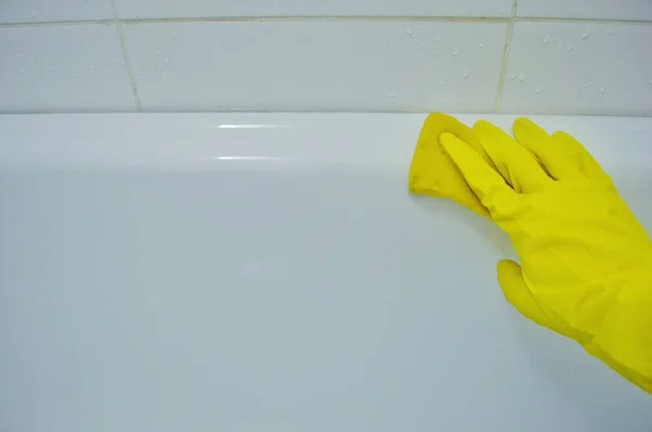 Main Dans Gant Jaune Caoutchouc Lave Bain Avec Une Éponge — Photo