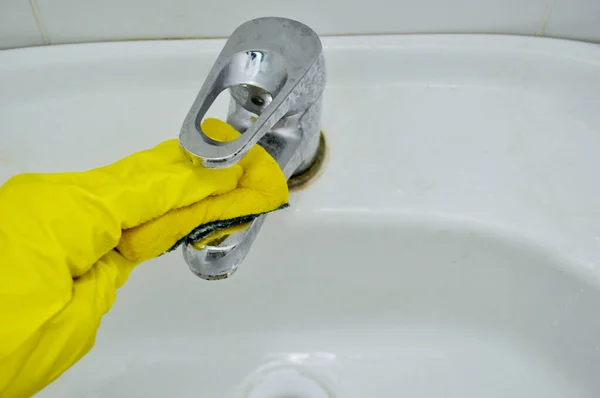 Ręka Gumowej Żółtej Rękawiczce Myje Kran Zlewie Gąbką — Zdjęcie stockowe