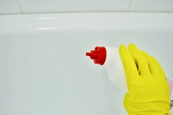 Ręka Gumowej Żółtej Rękawicy Zawiera Detergent — Zdjęcie stockowe