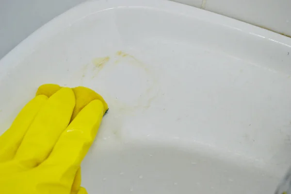 Mano Guante Amarillo Goma Lava Baño Con Una Esponja — Foto de Stock