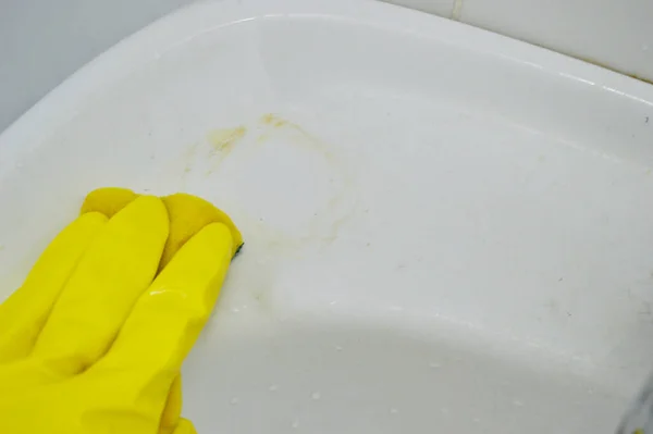 Main Dans Gant Jaune Caoutchouc Lave Bain Avec Une Éponge — Photo