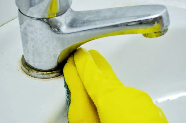 Ręka Gumowej Żółtej Rękawiczce Myje Kran Zlewie Gąbką — Zdjęcie stockowe