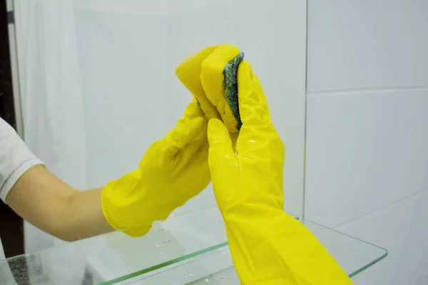 Mano Guante Amarillo Goma Lava Espejo Con Una Esponja — Foto de Stock