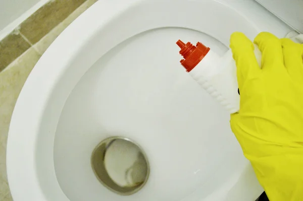 Mão Uma Luva Amarela Borracha Detém Detergente Fundo Banheiro — Fotografia de Stock