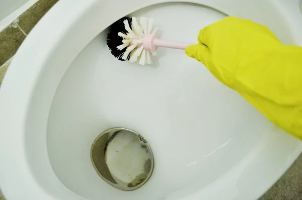 Ręka Gumowej Żółtej Rękawicy Myje Toaletę Pędzlem — Zdjęcie stockowe