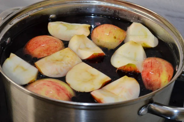 Cozinhar Uma Deliciosa Compota Maçãs Cerejas Frutos Frescos São Cozidos — Fotografia de Stock