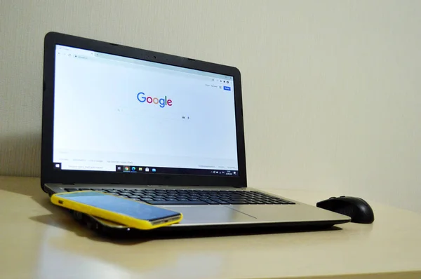 Rosja Moskwa Wrzesień Strona Główna Google Jest Otwarta Laptopie Telefon — Zdjęcie stockowe