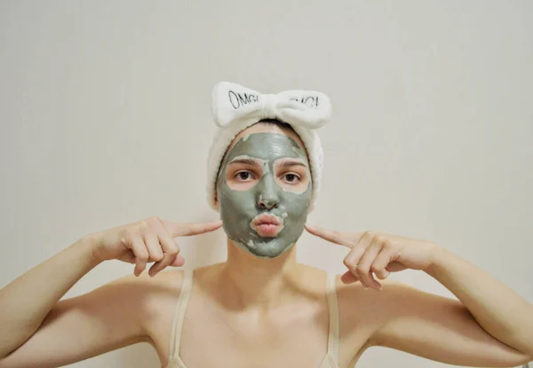 Menina Com Uma Bandagem Cabeça Uma Máscara Barro Seu Rosto — Fotografia de Stock