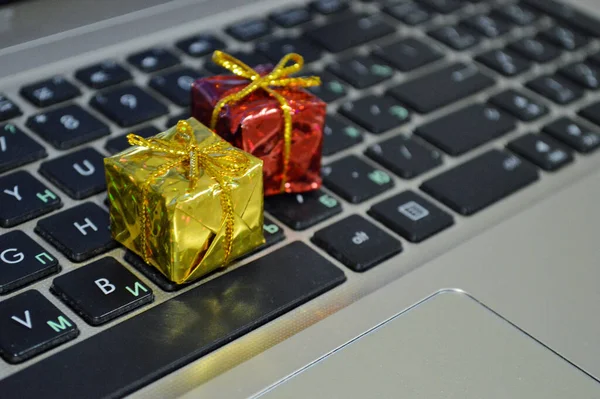 Cadeau Ligt Het Laptop Toetsenbord Online Geschenken Een Geschenk Tijdens — Stockfoto