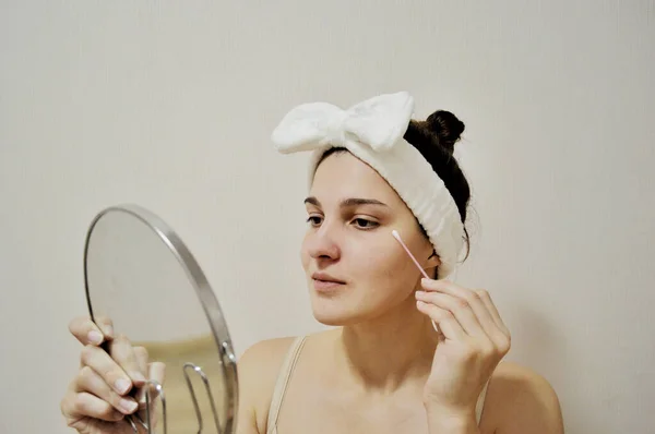 Kafasında Bandaj Olan Bir Kız Aynaya Bakarken Yüzünü Pamukla Temizliyor — Stok fotoğraf