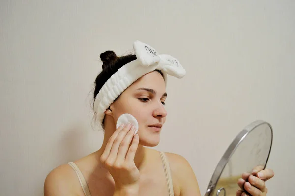 Kafasında Bandaj Olan Bir Kız Aynaya Bakarken Yüzünü Pamukla Temizliyor — Stok fotoğraf