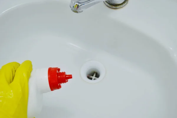 Ręka Gumowej Żółtej Rękawiczce Trzyma Detergent Myje Zlew — Zdjęcie stockowe