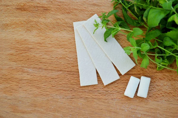 Bouquet Menthe Fraîche Pastilles Tampons Gomme Sur Fond Bois — Photo