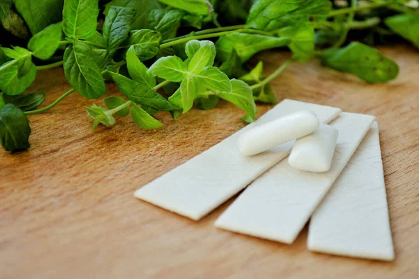 Ein Bündel Frischer Minze Lutschtabletten Und Gummibärchen Auf Holzgrund — Stockfoto