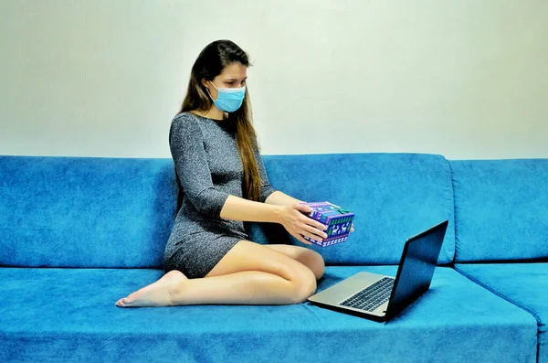 Jong Meisje Zitten Een Medisch Masker Een Blauwe Bank Met — Stockfoto