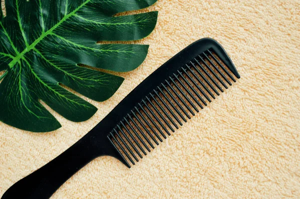 Black Hairbrush Lies Palm Leaf Background Beige Fabric — Stock Photo, Image