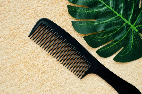 Black Hairbrush Lies Palm Leaf Background Beige Fabric — Stock Photo, Image