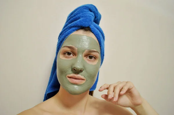 Frau Mit Blauem Handtuch Auf Dem Kopf Und Tonmaske Gesicht — Stockfoto