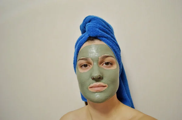Mulher Com Toalha Azul Cabeça Máscara Barro Rosto — Fotografia de Stock