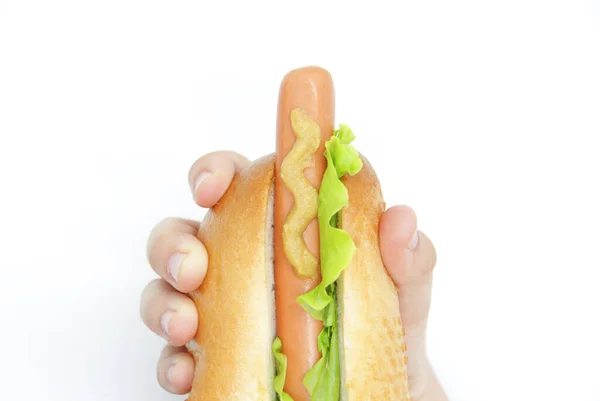 Hot Dog Kiełbasą Żółta Musztarda Świeża Sałatka Dłoni Chłopca Białym — Zdjęcie stockowe