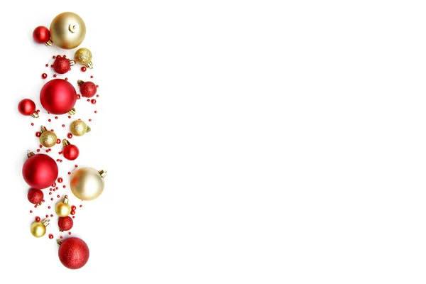 Weihnachtskomposition Mit Goldenen Und Roten Luftballons Und Perlen Auf Weißem — Stockfoto