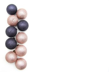 Beyaz arka planda izole edilmiş gümüş pembe ve mavi tatil balonları olan Noel kompozisyonu. Noel yaratıcı tasarımı, tatil süslemeleri konsepti. Dümdüz. Yukarıdan manzara. Kopyalama alanı.