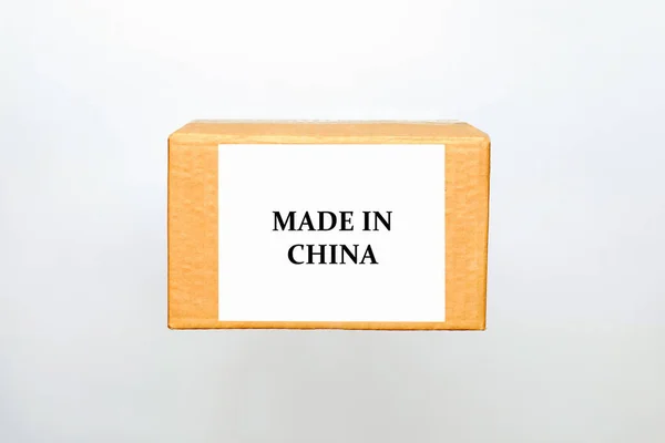 Caixa Papelão Com Etiqueta Etiqueta Texto Made China Fundo Branco — Fotografia de Stock
