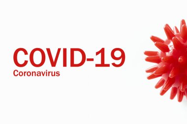 Kırmızı covid-19 virüsü ve beyaz zemin üzerinde çivi ve iğneler olan kırmızı top şeklinde bir bakteri. Karantina ve insan enfeksiyonu döneminde sağlık ve ilaç kavramı