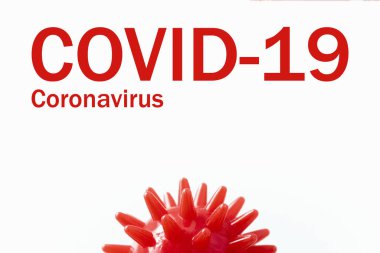 Kırmızı covid-19 virüsü ve beyaz zemin üzerinde çivi ve iğneler olan kırmızı bir top şeklinde bakteri görüntüsü. Karantina ve enfeksiyon döneminde sağlık ve ilaç kavramı