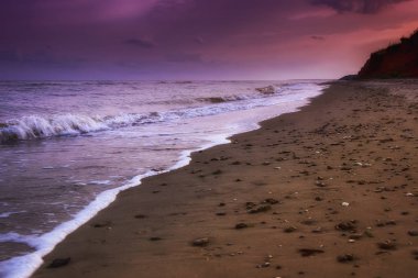güzel manzara, görünümü sarı kum plaj arka plan dağlar ve gökyüzü mavi güzel deniz kenarında