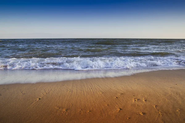 Hermosa Playa Arena Amarilla Cerca Del Mar Azul Bajo Hermoso — Foto de Stock