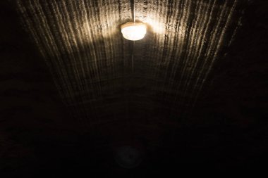 Bir karanlık ve keskin ışık karanlık bir koridor aydınlatan bir lamba