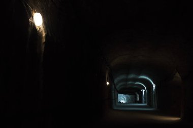 Karanlık yeraltı koridor veya tuz, tünel lamba loş ışıkla aydınlatılmış. Güzel karanlık yeraltı arka plan.