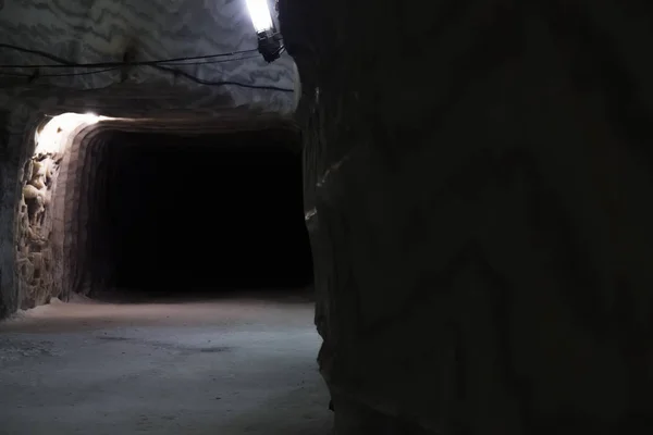 Sombre Couloir Souterrain Tunnel Dans Mine Sel Éclairé Par Faible — Photo