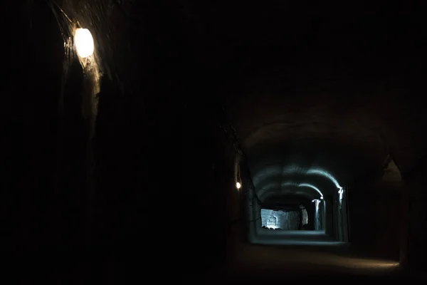 Donkere Ondergrondse Gang Tunnel Het Zout Mijne Verlicht Door Het — Stockfoto