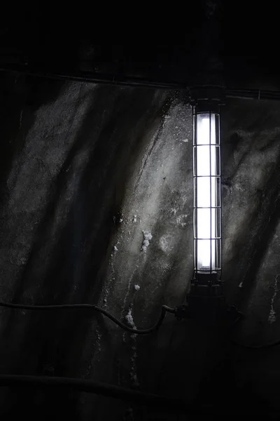 Темне Гостре Світло Лампи Яка Освітлює Темний Коридор — стокове фото