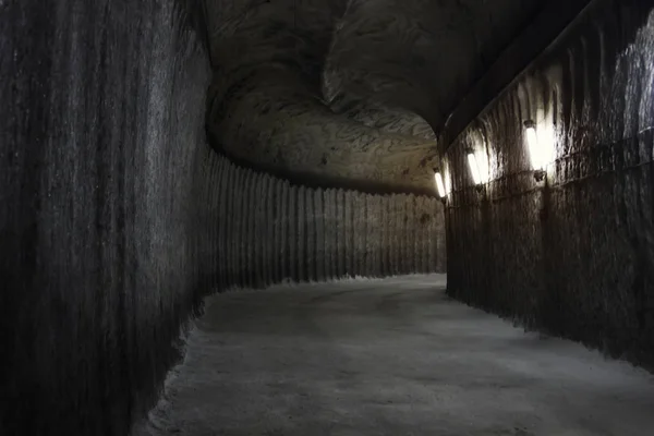 暗い地下の廊下または塩の鉱山 トンネル ランプのほのかな明かりに照らされました 美しい暗い地下の背景 — ストック写真