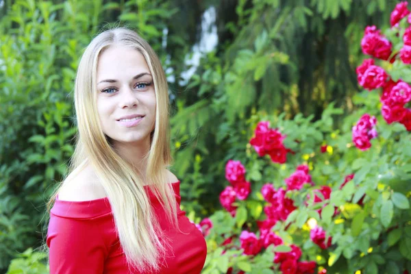 Porträtt Vacker Ung Flicka Med Blå Ögon Röd Klänning Trädgård — Stockfoto