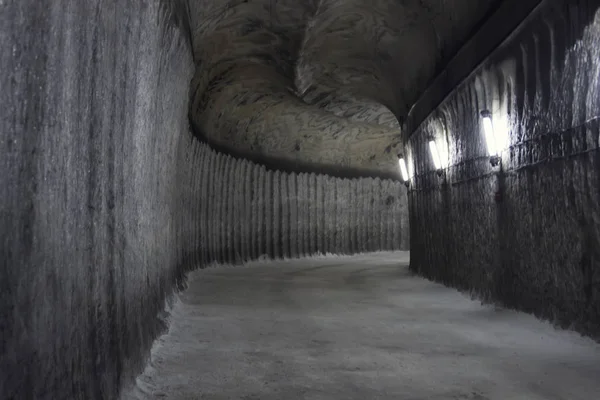 Oscuro Corredor Subterráneo Túnel Mina Sal Iluminado Por Tenue Luz —  Fotos de Stock